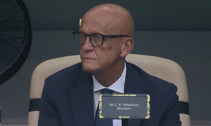 鹰眼!FIFA裁判委员会负责人,退役名哨科里纳观战沙特vs乌拉圭