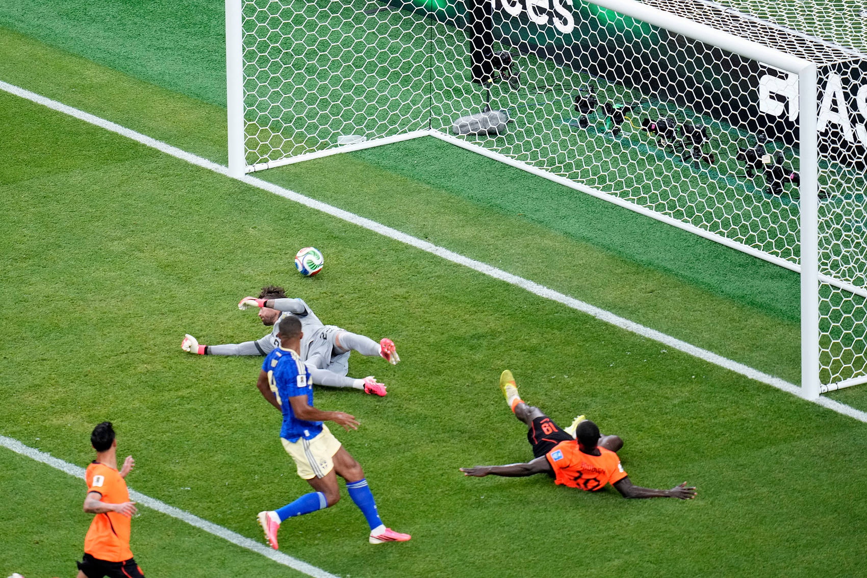 荷兰2-0领先瑞典!布罗比门前铲射破门达成双响,邓弗里斯助攻
